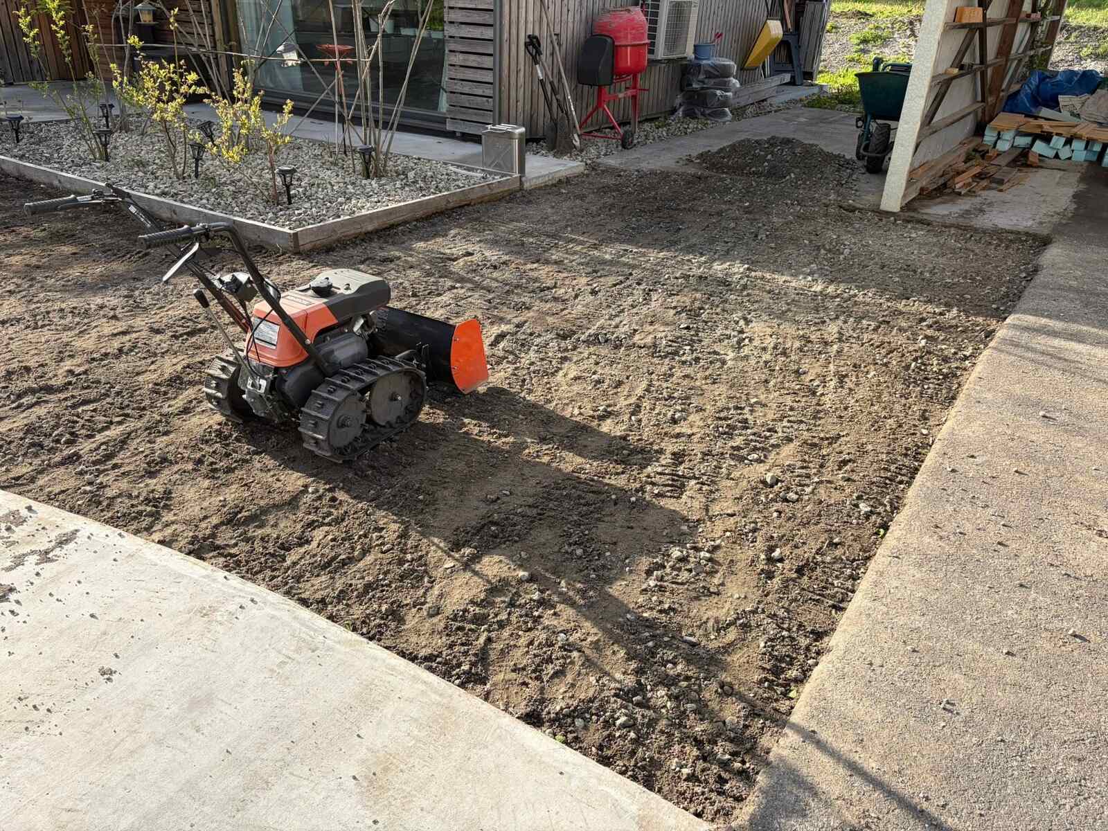 芝生の下地づくり