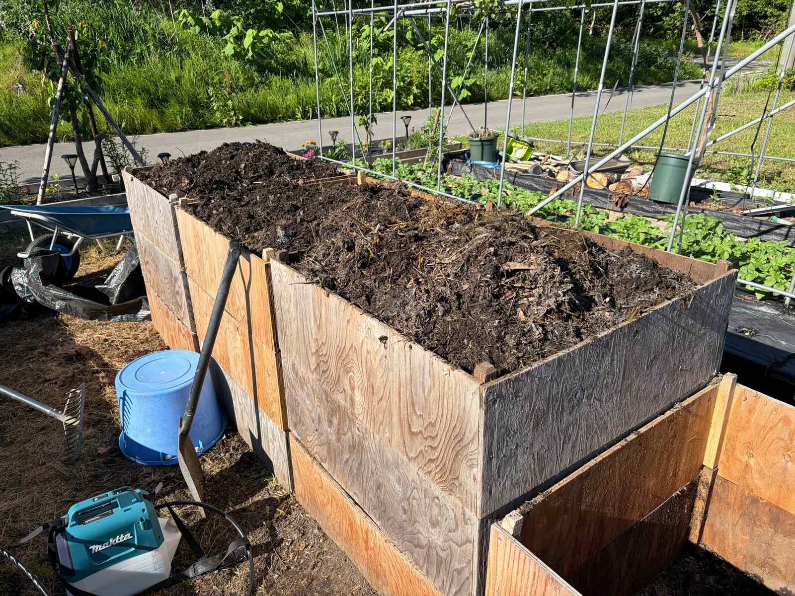 刈り草は捨てない。残渣BOXで堆肥にする