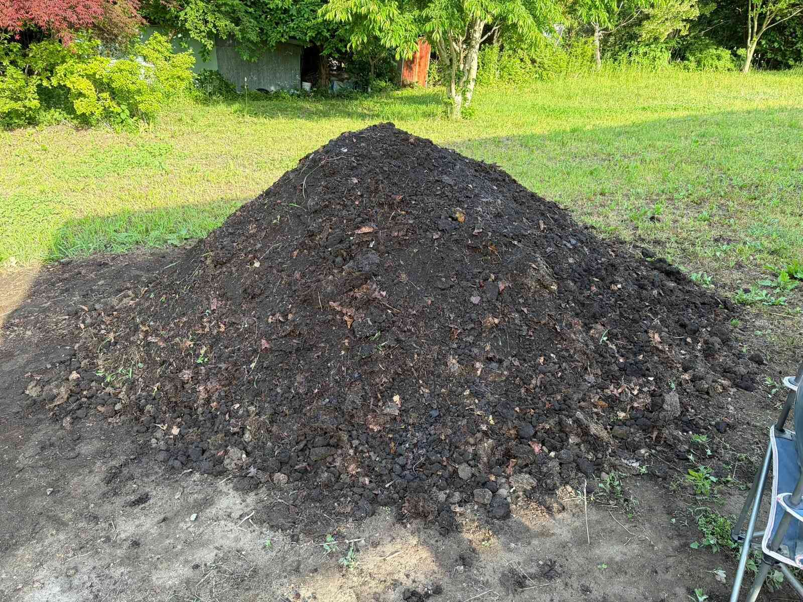 黒土と落ち葉、一年がかりの土づくり
