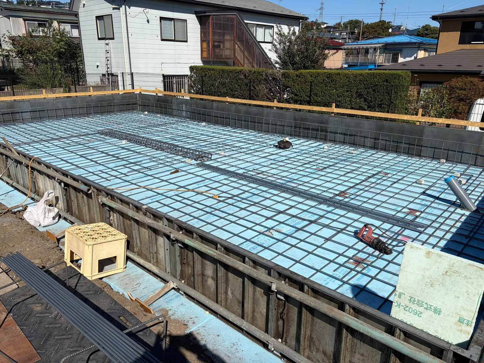 メタル型枠が立った基礎の全景