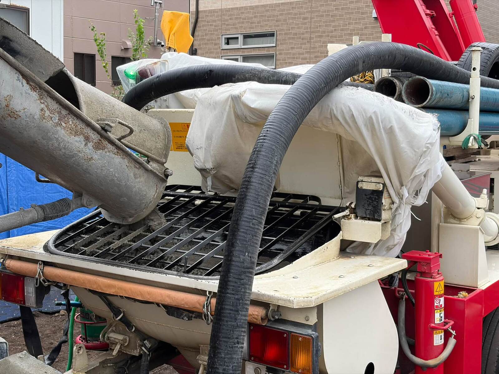 ポンプ車のホッパーにコンクリートを受けているところ
