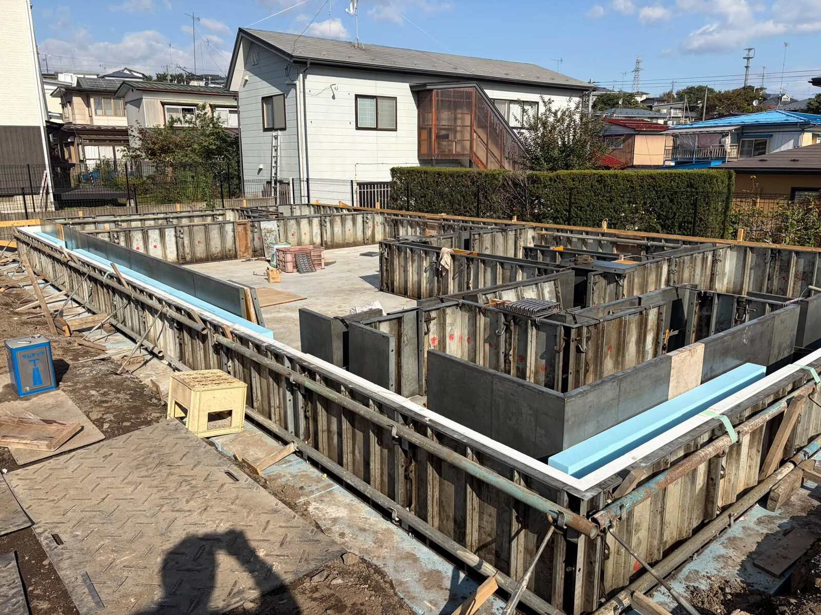 基礎全景。内側の型枠と外周の断熱材