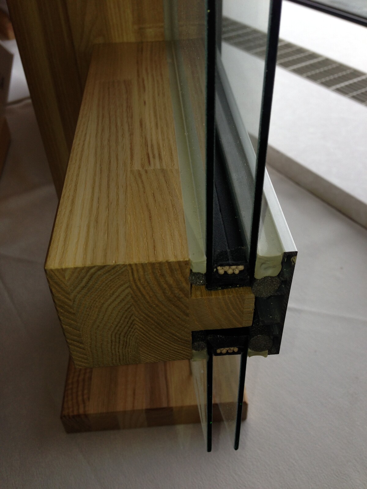 木製窓の断面