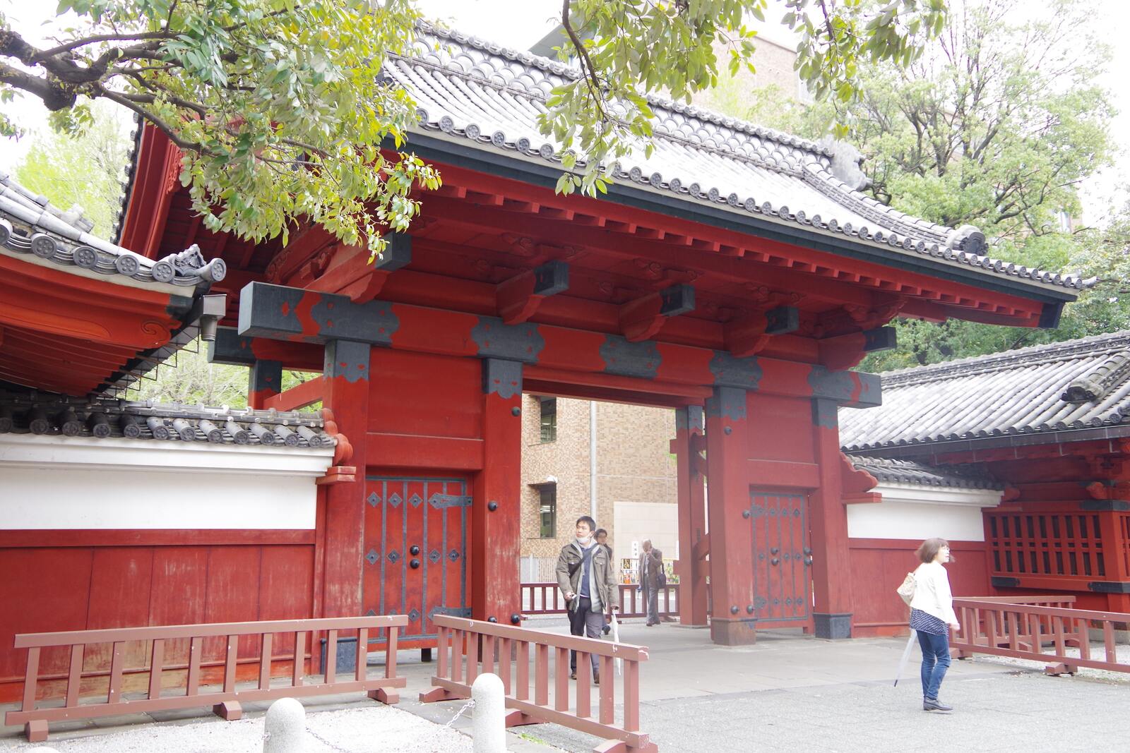 会場近くの門