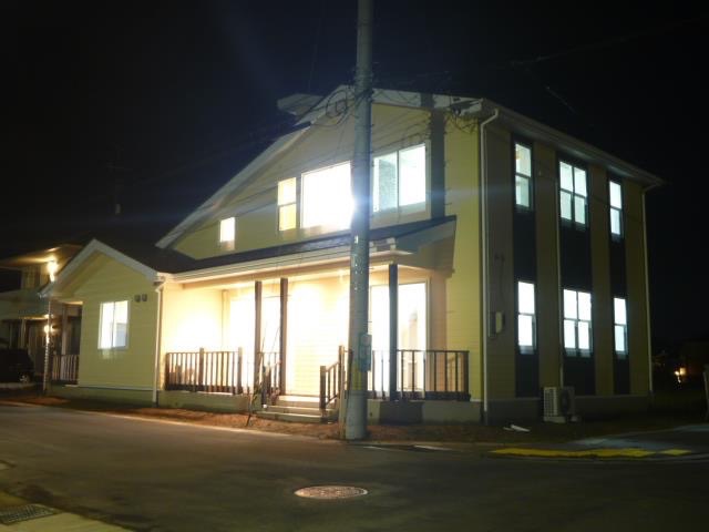 夜景 ─ 室内の灯りに包まれるファサード